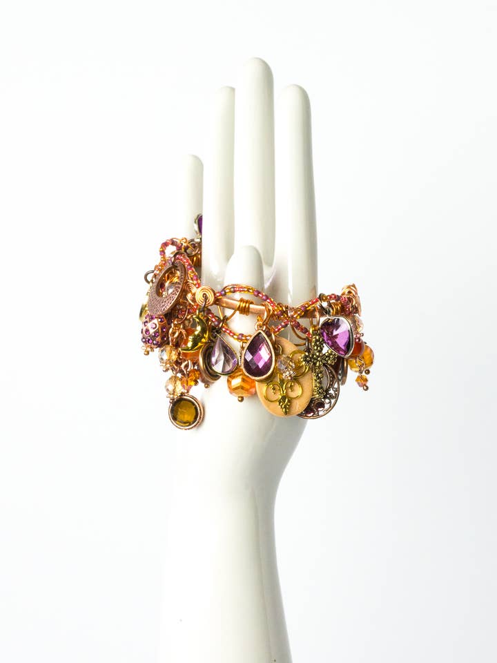 Bijoux faits main - Bracelet manchette avec perles et breloques enroulées de fil pour la vente par A Silk Purse