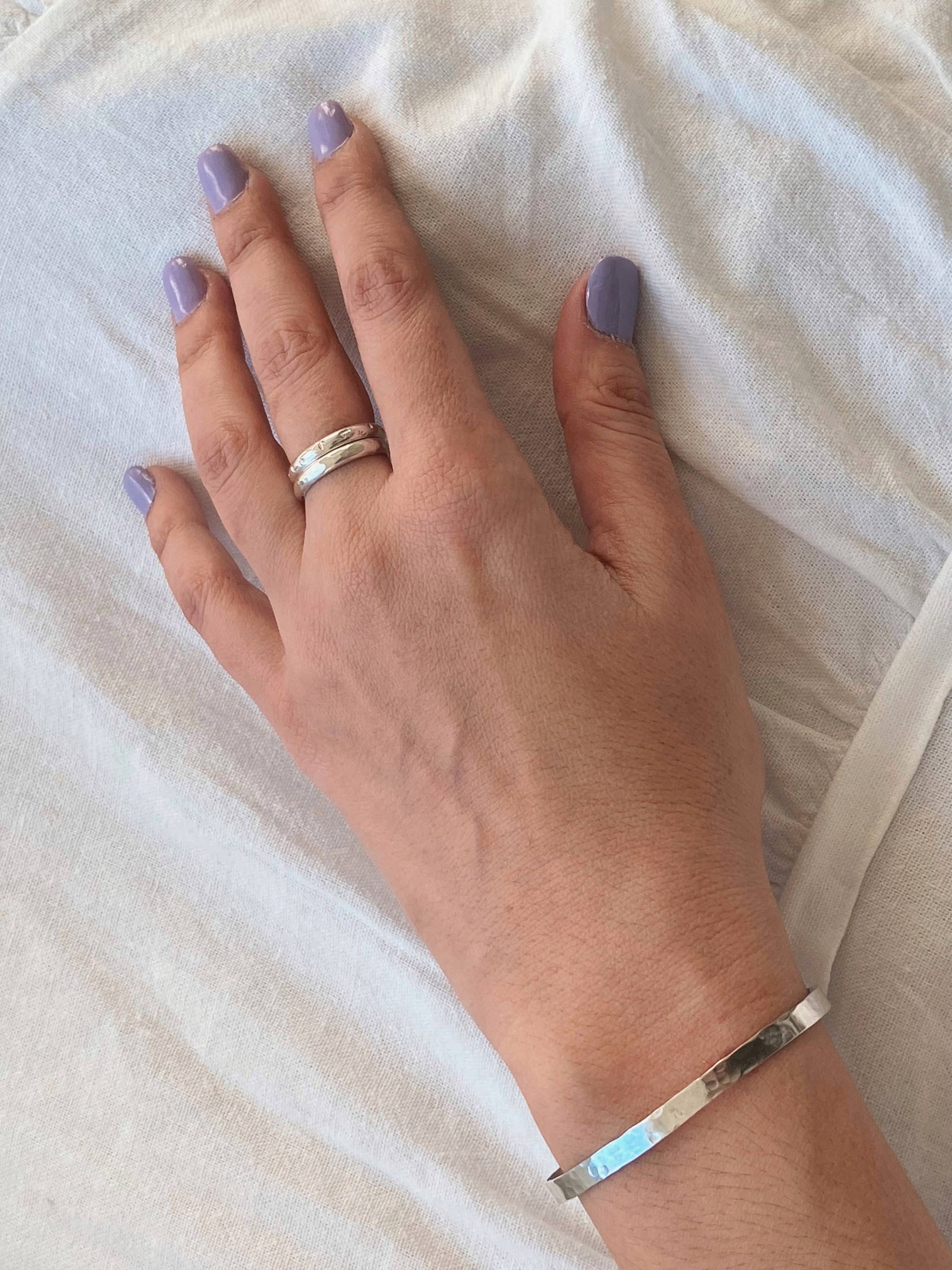 AVA Handmade Jewelry – Großhandel Manschettenarmband – Flach gehämmertes Manschettenarmband • Schmuck • Geschenk für sie • Dickes Armband • Sterlingsilber • 14-karätige Goldfüllung • anlaufgeschützt • Wasserdicht2