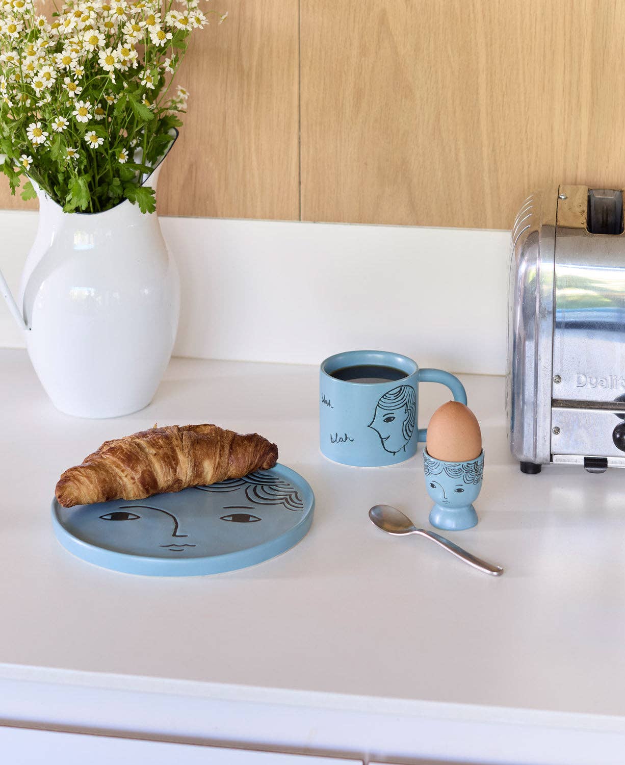 Donna Wilson – wholesale Kaffekoppar – Mugg med ansikten i tealblått från Donna Wilson1