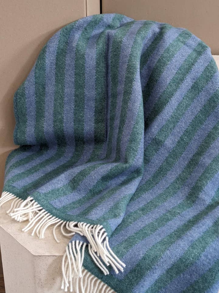 Coperta di lana / coperta coccolosa STRIPES greenstone / denim per la vendita all'ingrosso da parte di Coudre Berlin