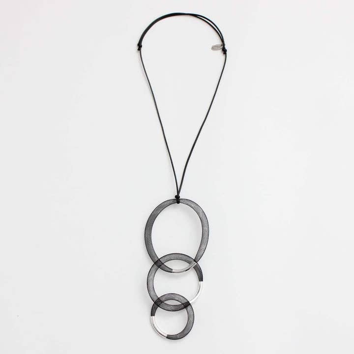 Collana con ciondolo a maglia nera e argento per la vendita all'ingrosso da parte di Sylca Designs