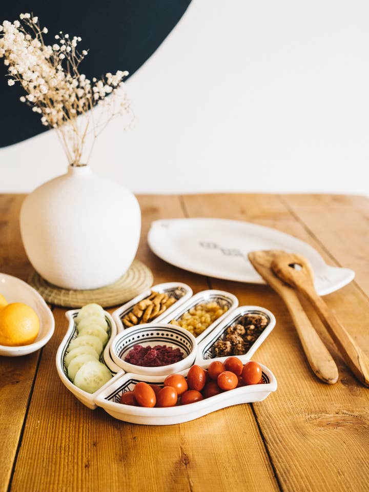 Plat apéritif en céramique en forme de hamsa pour la vente par Argile & Osier