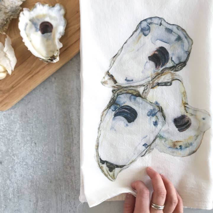 Serviette de sac à farine à imprimé d'huîtres à l'aquarelle pour la vente par Look Alike Portraits LLC