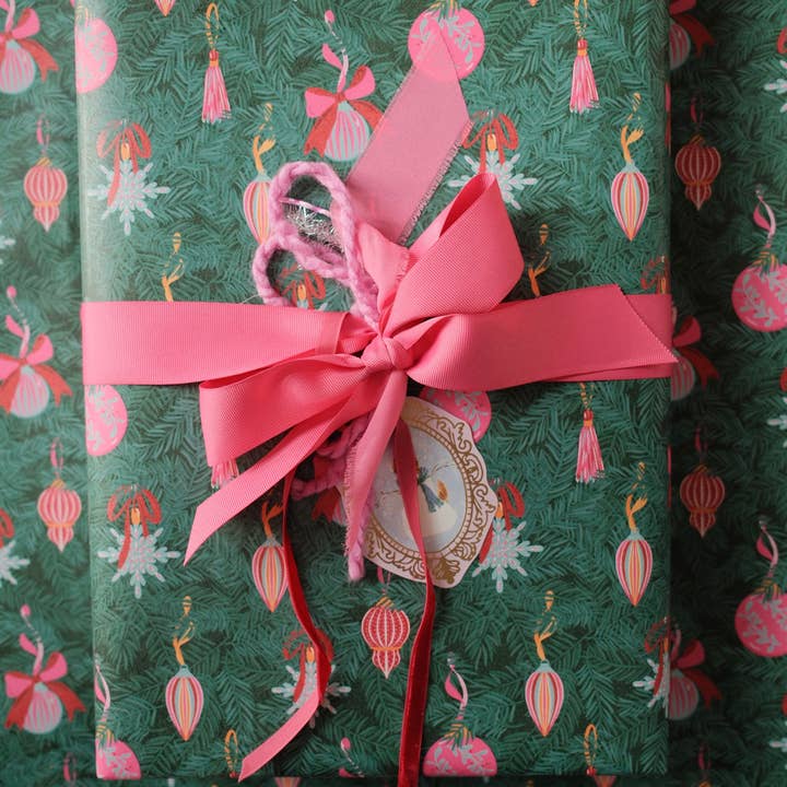 Julepynt og grene - gavepapirrulle i pink for engroshandel hos Vivie and Ash