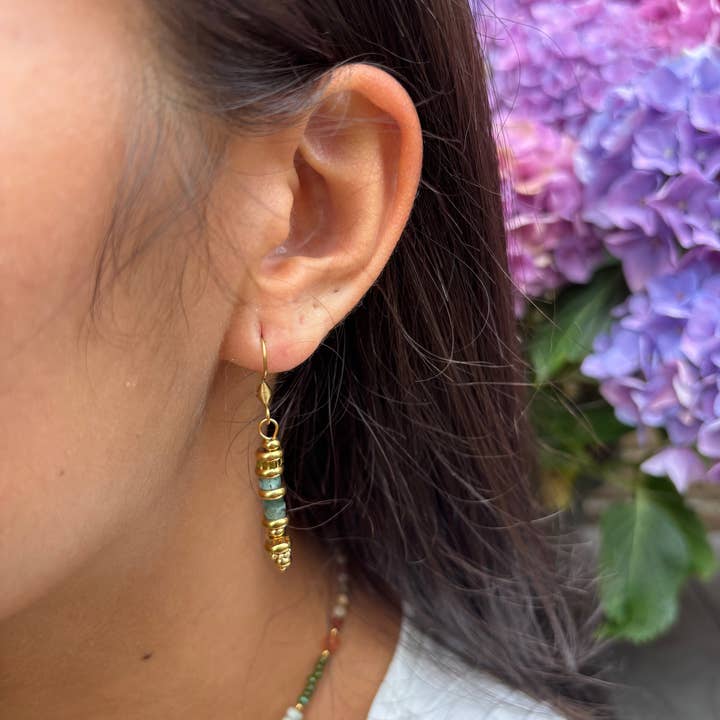 Orecchini pendenti con chips di turchese africano placcati in oro 18 carati per la vendita all'ingrosso da parte di Ocean Ripples