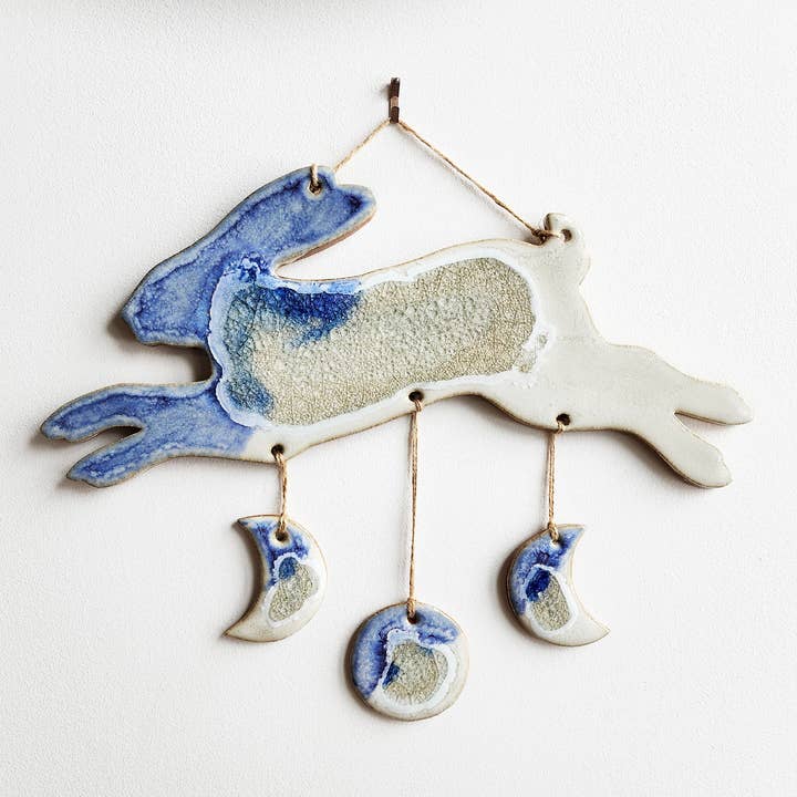 Tenture murale Lapin bondissant avec lunes pour la vente par Dock 6 Pottery