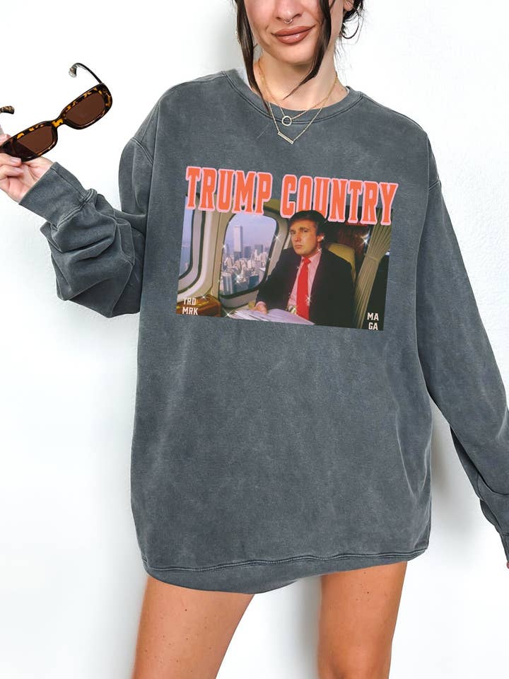 Chandail à col rond Trump Country Retro MAGA pour la vente par Monday Muse