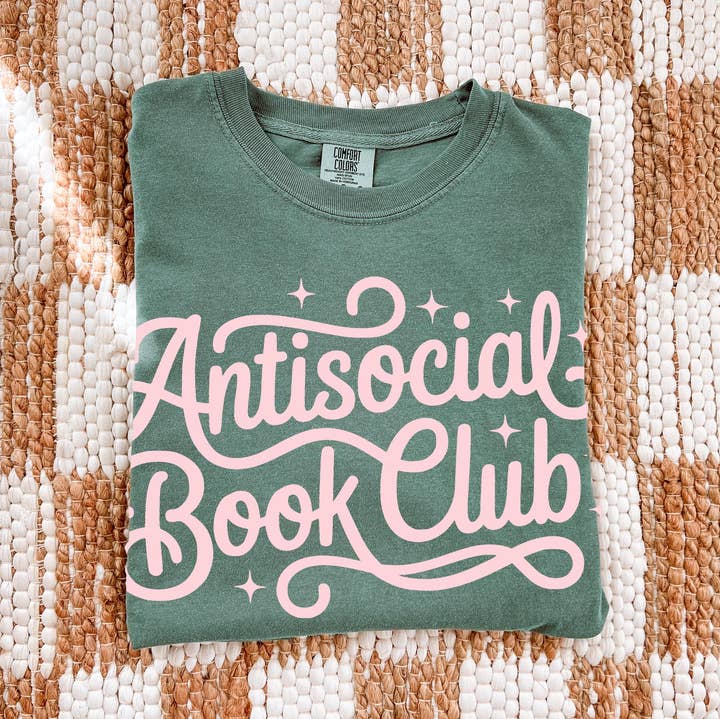 Camiseta unisex de peso pesado teñida en prenda "Antisocial Book Club Reading" para venta al por mayor de Keen Bee Studio