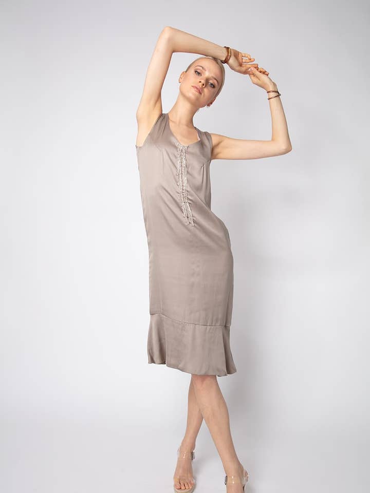 Robe midi d'été sans manches avec détails en dentelle pour la vente par Lia & Saora GmbH