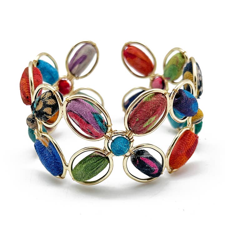 Pulsera de cuentas ovaladas con flores hecha a mano por Aasha Kantha y otras tendencias de Resultados para pulseras tela al por mayor. Devoluciones gratuitas y condiciones de pago a 60 días en Faire en Faire.