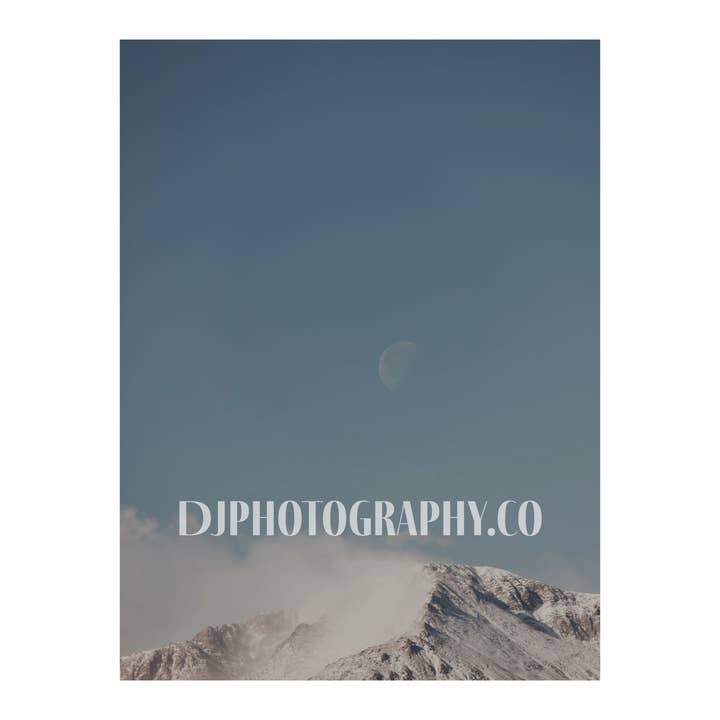 Månelyst majestæt over Pikes Peak - Colorado Fotoprint for engroshandel hos DJ Photography