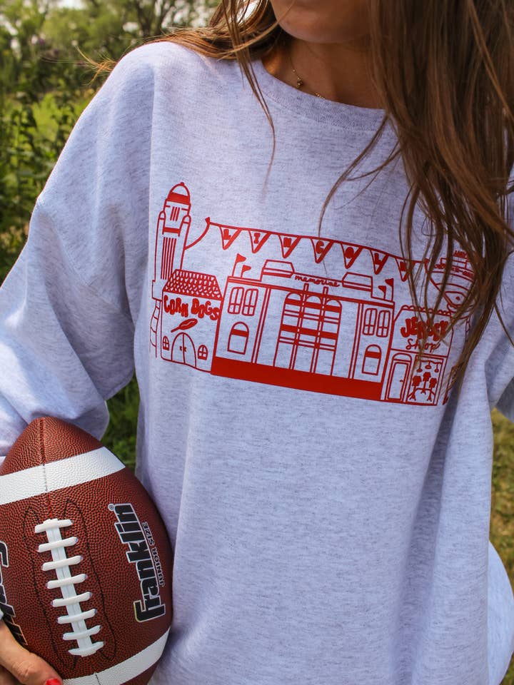 Nebraska Gameday Village Ash Crewneck para venta al por mayor de Raine Company