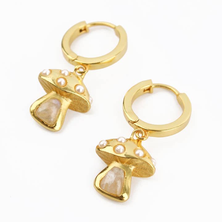 My Doris – wholesale Huggieörhängen – HOOP-ÖRHÄNGEN MED GULDPÄRLA OCH REGNBÅGE MÅNSTEN SVAMP0