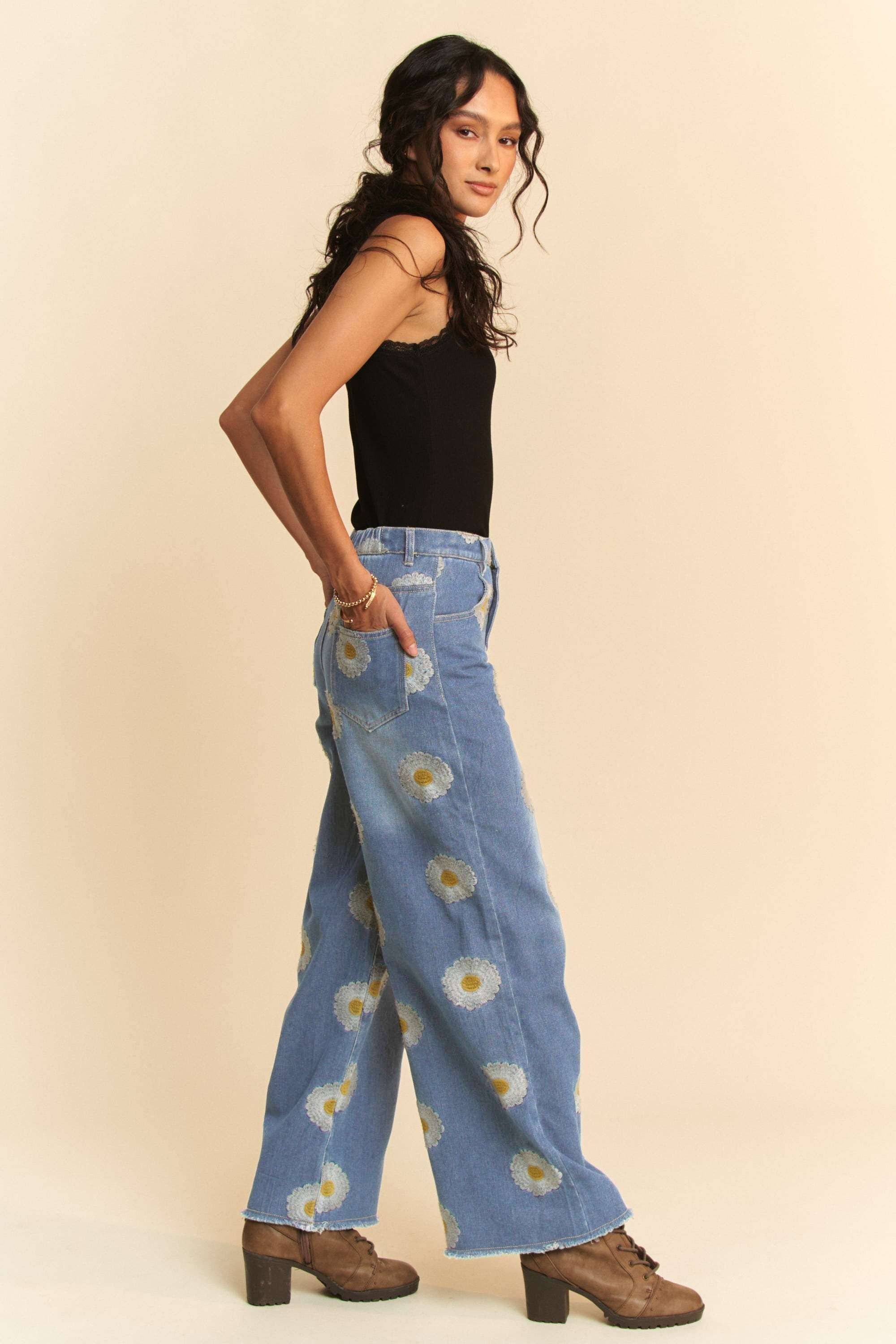 BLAUER DENIM JEANSHOSE MIT BREITER ÖFFNUNG UND GÄNSEBLÜMCHEN-SEITENTASCHE für den Großhandel auf Faire8