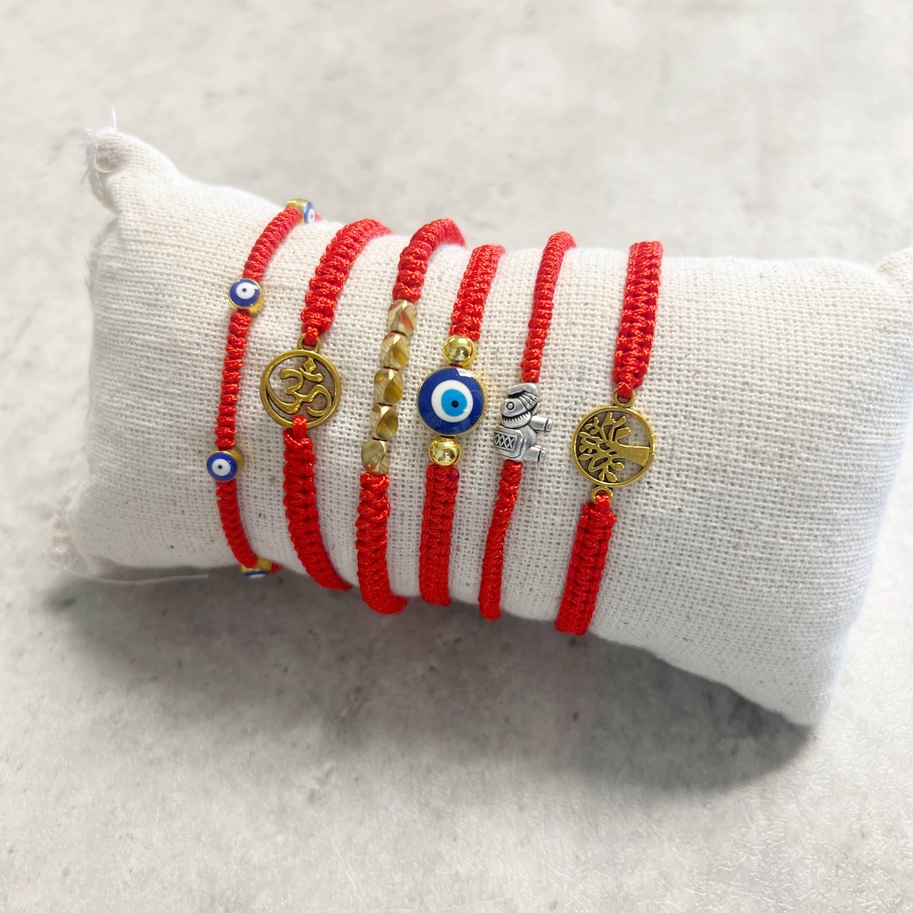 Gypsy Soul - Wholesale Bedelarmbandje - Fortune armband met rode draad en bedels - set van 6 stuks2