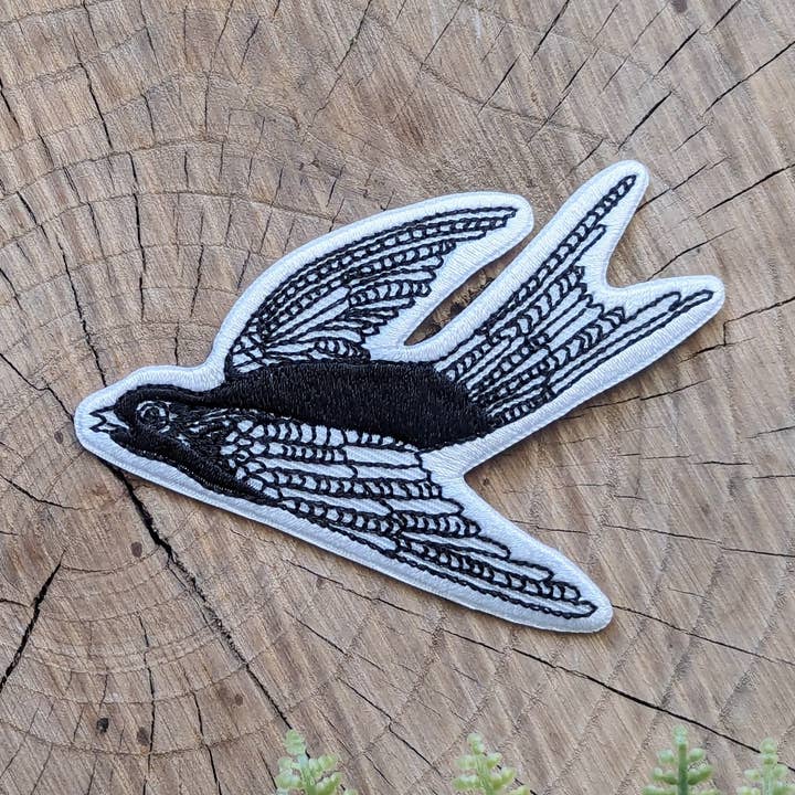 écusson thermocollant | oiseau volant - noir et blanc 3,5" x 2,5" pour la vente par ilikesara | art + goods