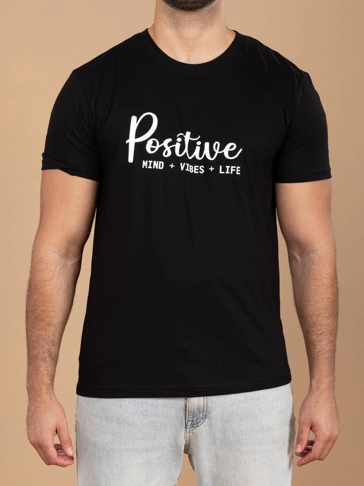 241104 - T-Shirt Positiva Nera per la vendita all'ingrosso da parte di Bespoke Moda