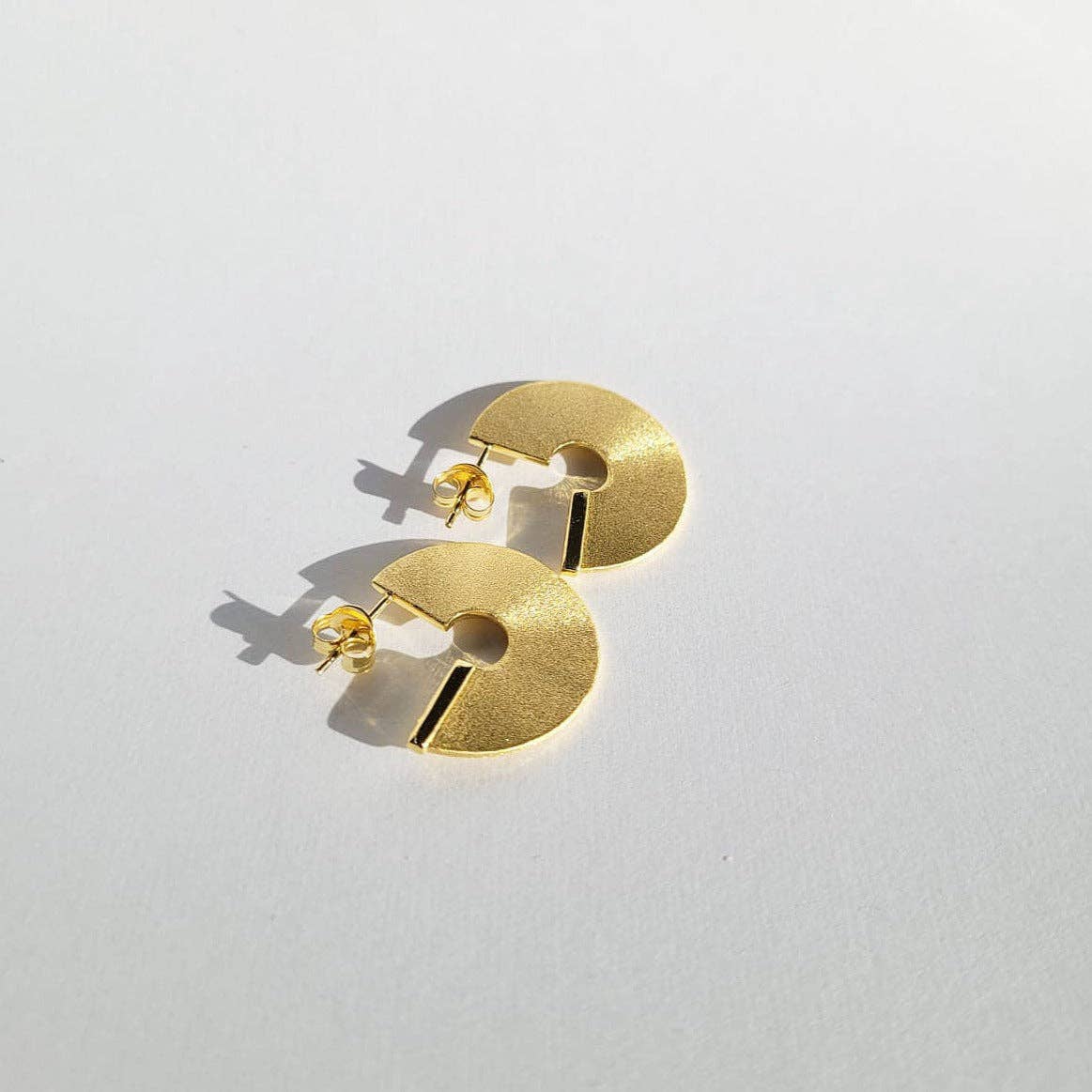 The Silver Root – Großhandel Ohrhänger – Leva Goldohrringe