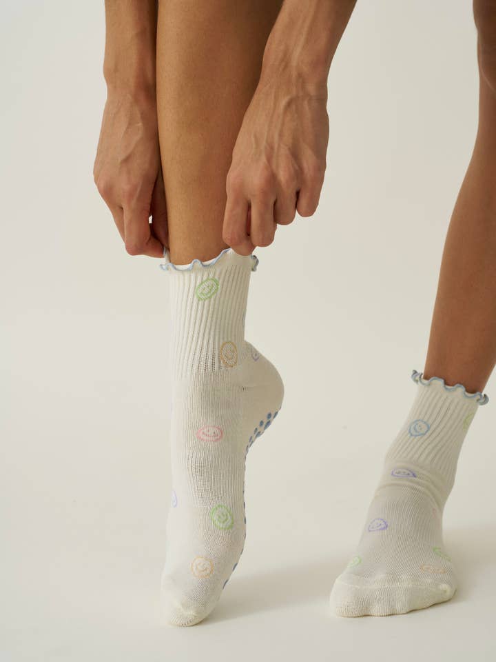 Effortless Club - Vente Chaussettes – femme - Chaussettes de Pilates à Volants avec Smiley 😊3