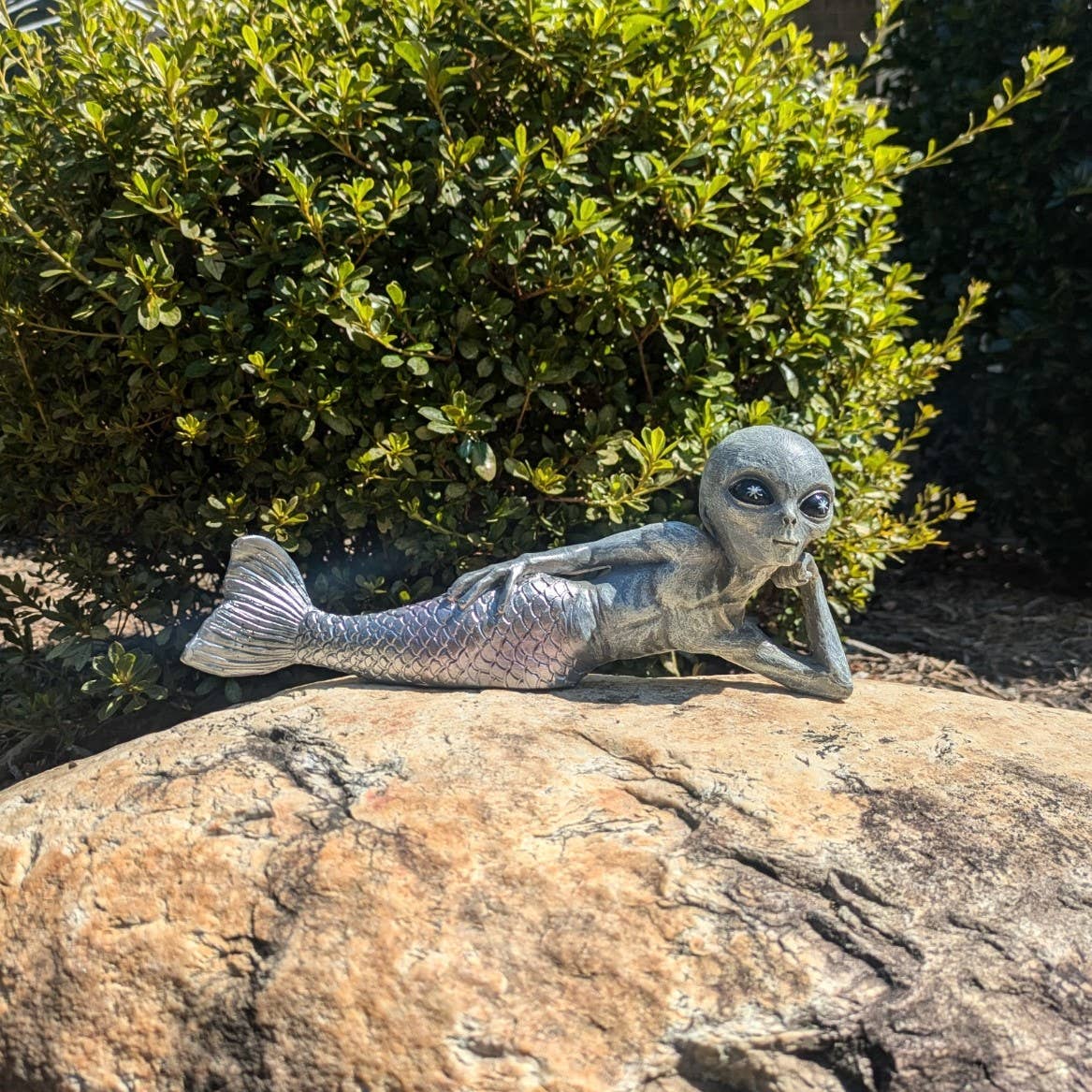 John Bernard & Company – Engroshandel Pyntefigur – Alien Invasion Sexy 10“ Liggende Merman Alien Statue Mermale14