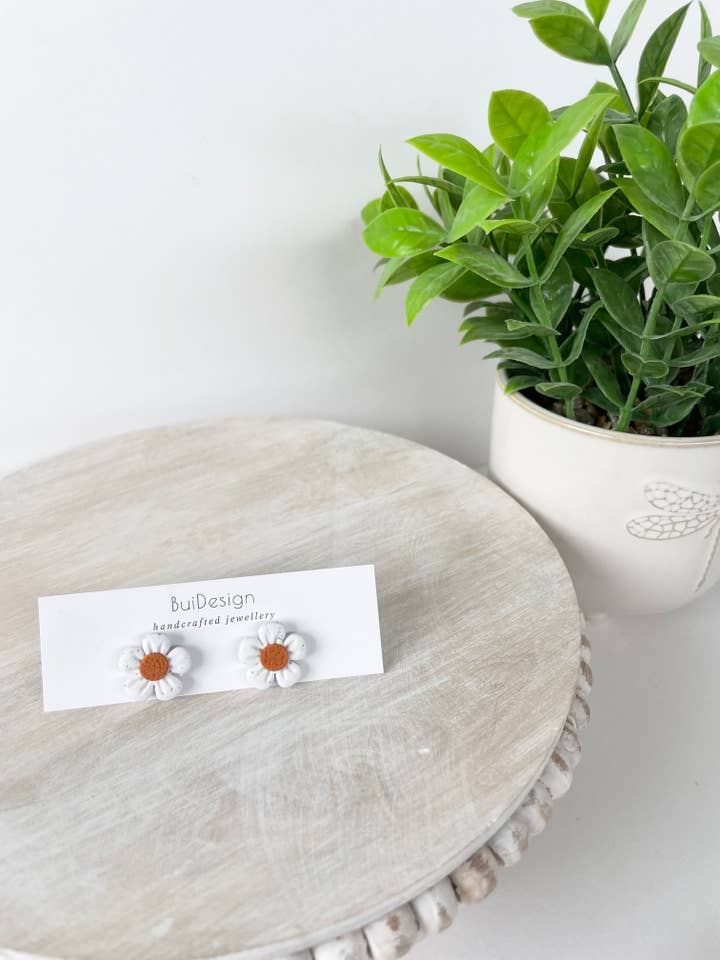Orecchini a bottone in argilla polimerica a forma di margherita bianca per la vendita all'ingrosso da parte di BuidesignCo