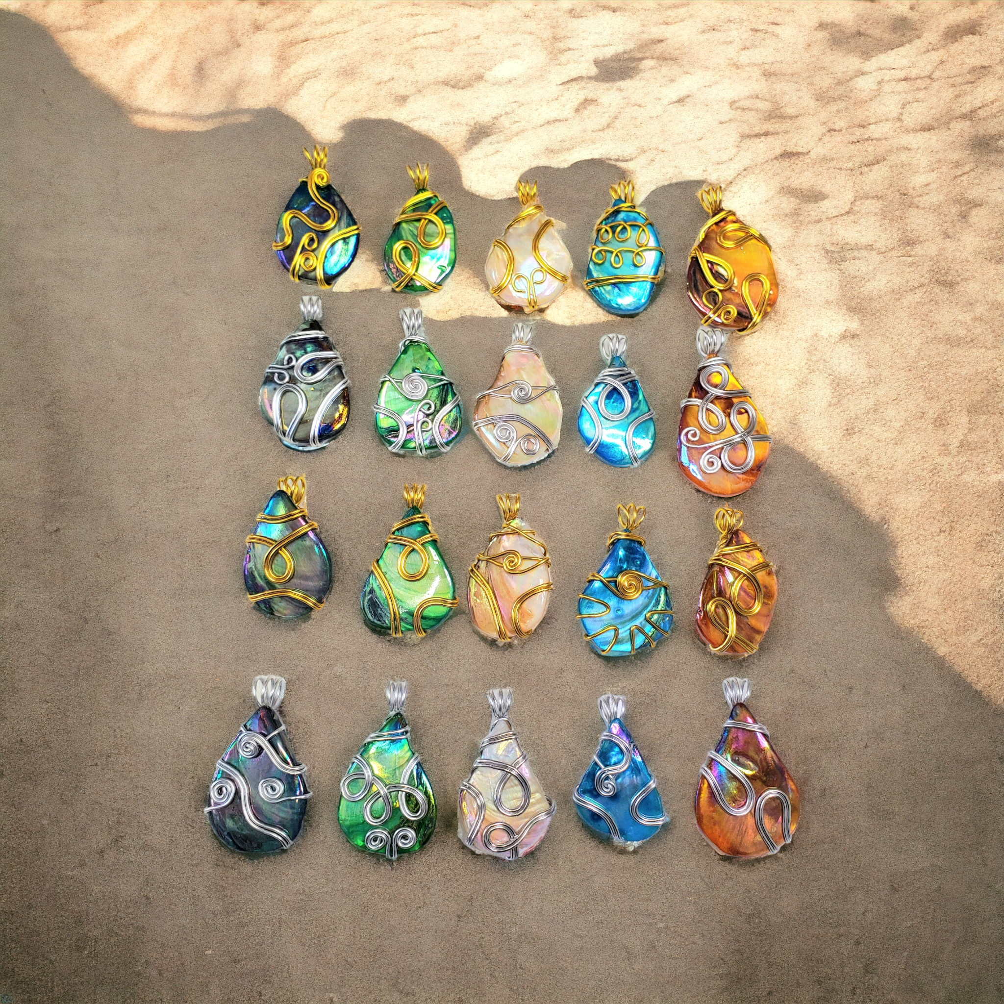 Different Branches - Venta al por mayor Abalorios/colgantes individuales - Colgantes únicos de concha envueltos en alambre, joyería artesanal3