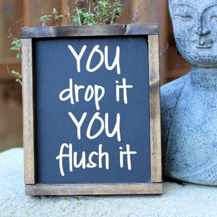 Panneau en bois You Drop it You Flush it, décoration de salle de bain amusante pour la vente par Gray Barn Creations