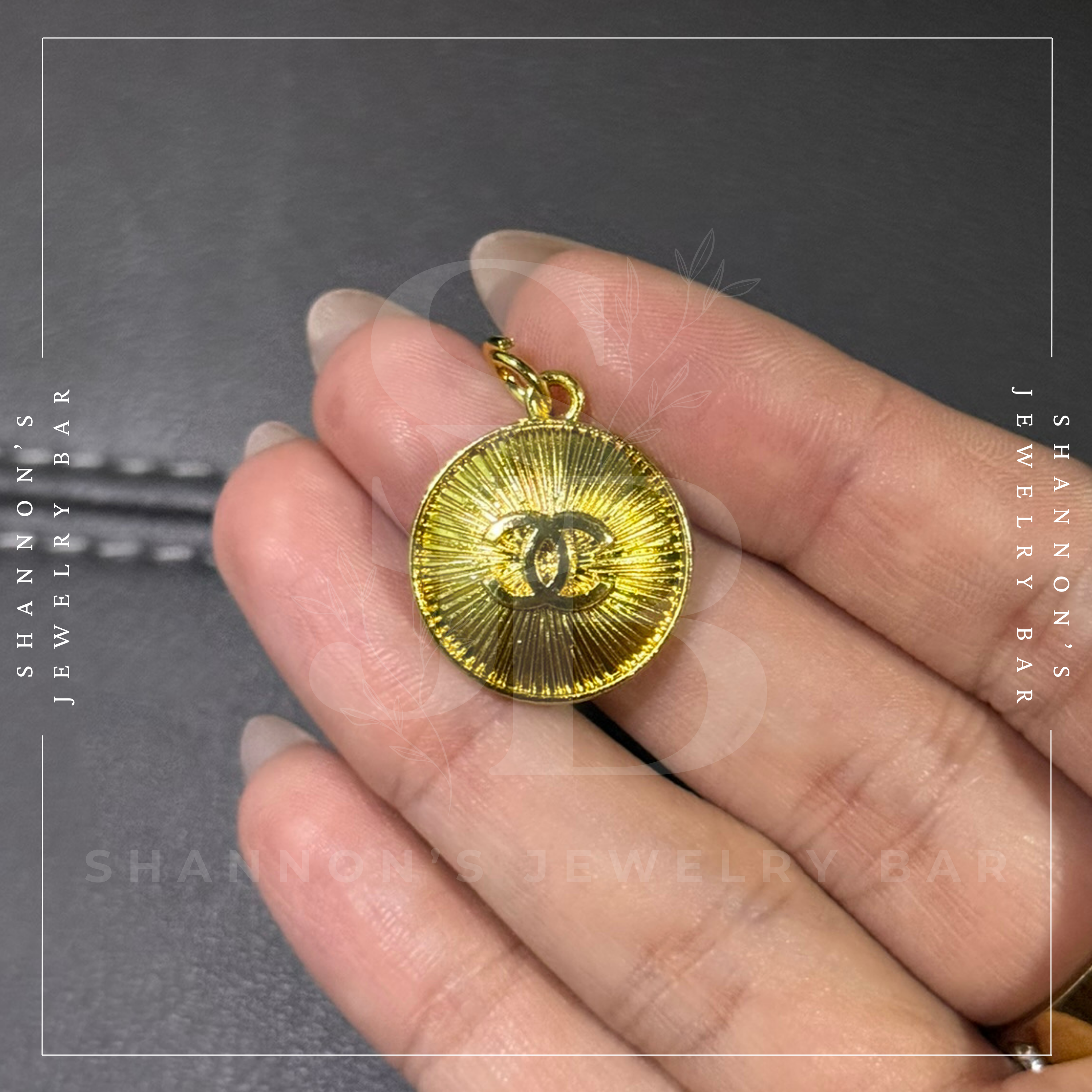 Shannon's Jewelry Bar - Vendita all'ingrosso Ciondolo/pendente - CHANEL Ciondolo con Cerniera Oro CC Rotondo 20mm1