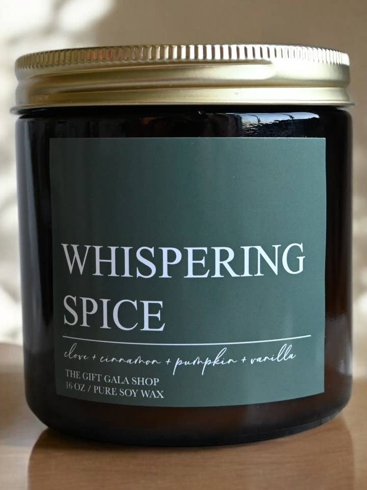 Bougie d'automne chuchotante aux épices – Citrouille grillée, Clou de girofle & Vanille | Collection Automne Tissé | Bougie de soja 16 oz pour la vente par The Gift Gala Shop Candle Co.