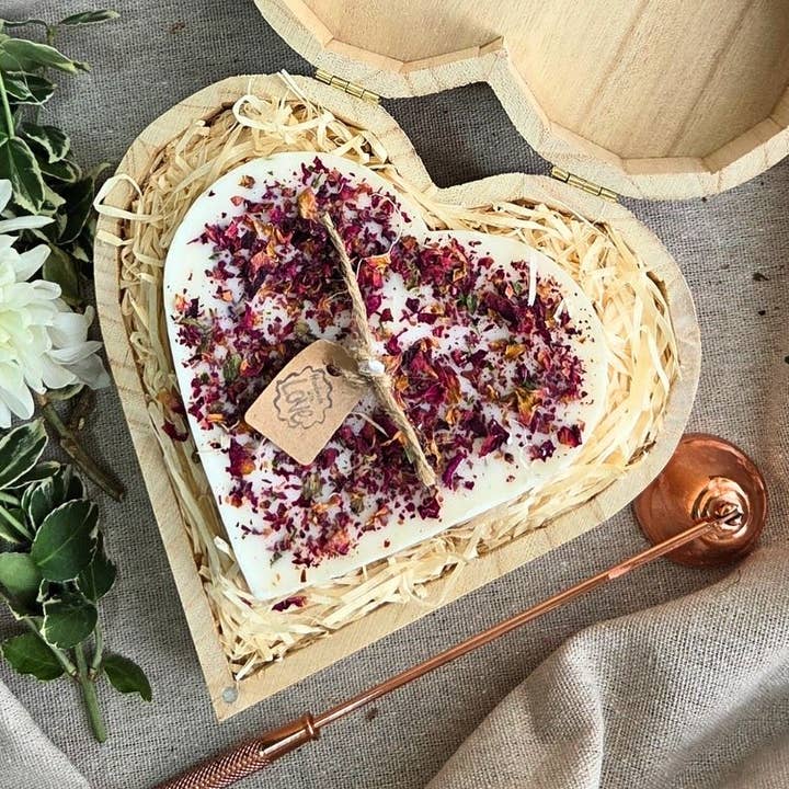 Heart Gift Box Large Heart With Rose Petals for wholesale by Beauty Scents Ltd.