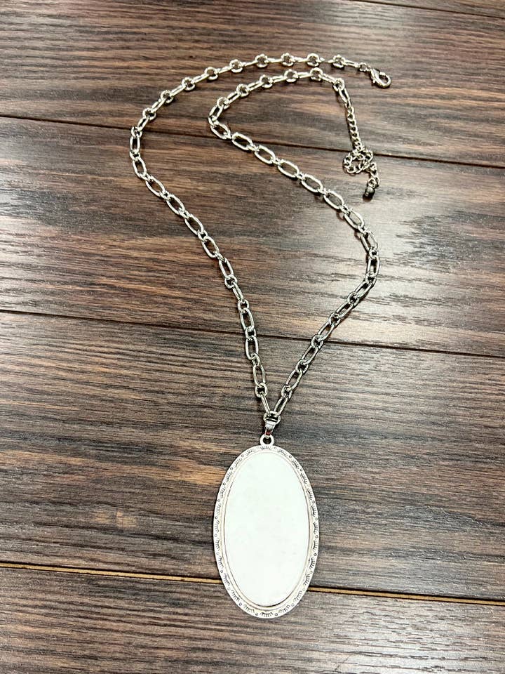 739030, Collier ovale en turquoise blanche pour la vente par ISAC Trading Inc