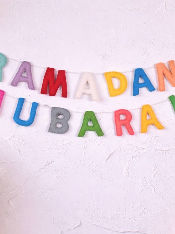 Guirlande en feutre de laine « Ramadan Mubarak » avec des lettres de 8–10 cm pour la vente par KNOBCO
