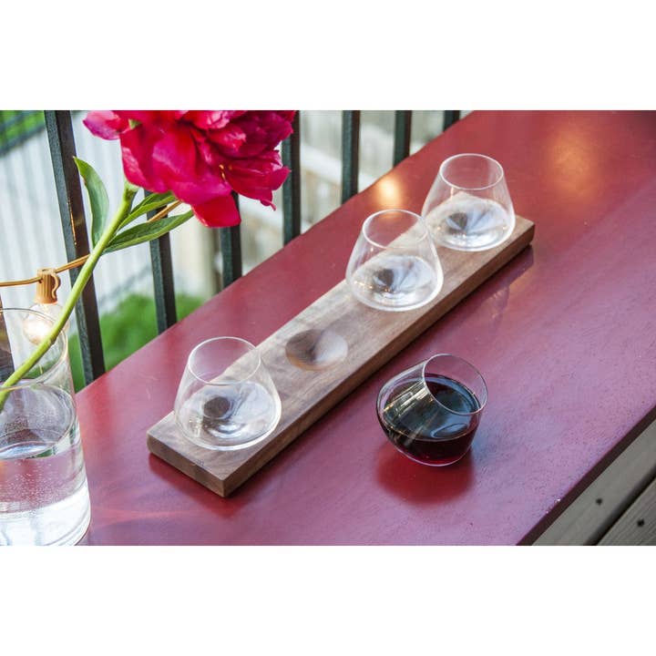 Volo di Quattro di Tad Glass su Supporto Rotante in Noce Lucidato per la vendita all'ingrosso da parte di Swoon Living