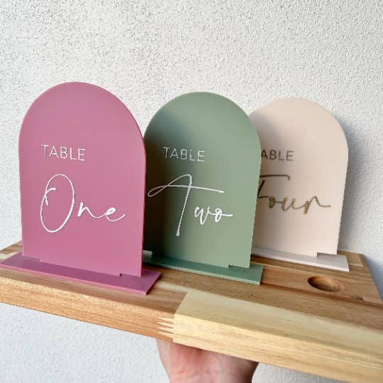 Numéros de table de mariage modernes - Décoration d'événement en acrylique - Numéros de table en arc pour la vente par Lavender Co Creative