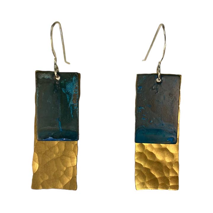 Boucle d'oreille longue en laiton martelé et petit rectangle en cuivre bleu pour la vente par David Stepan