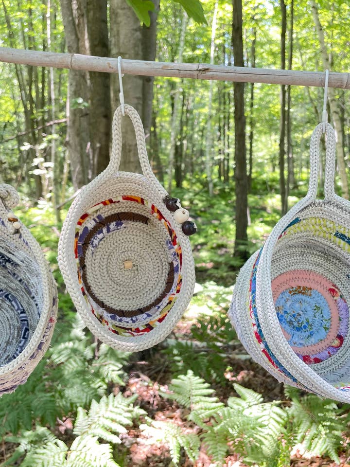 Set di cestini portaoggetti con corda sospesa per la vendita all'ingrosso da parte di Sow's Ear