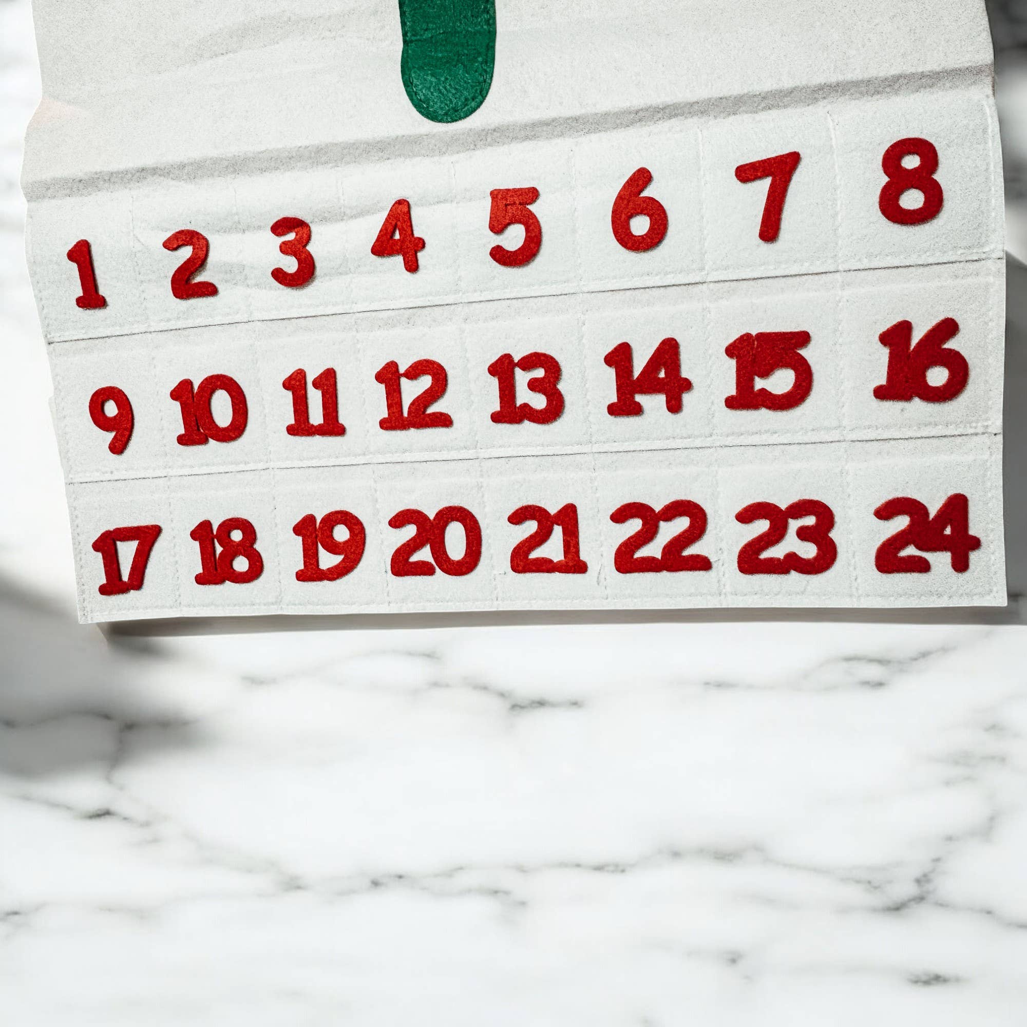 Gia Roma – Großhandel Adventskalender – Wiederverwendbarer Adventskalender aus Filz mit hängenden Plüschornamenten28