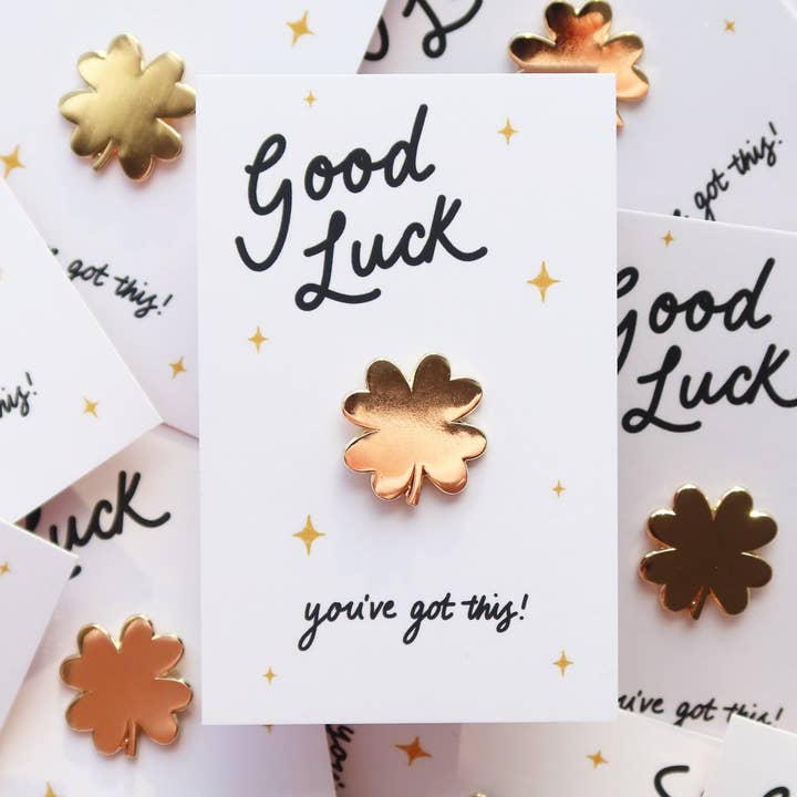 Spilla in smalto quadrifoglio portafortuna | Regalo di buona fortuna per la vendita all'ingrosso da parte di Stay Soft Co