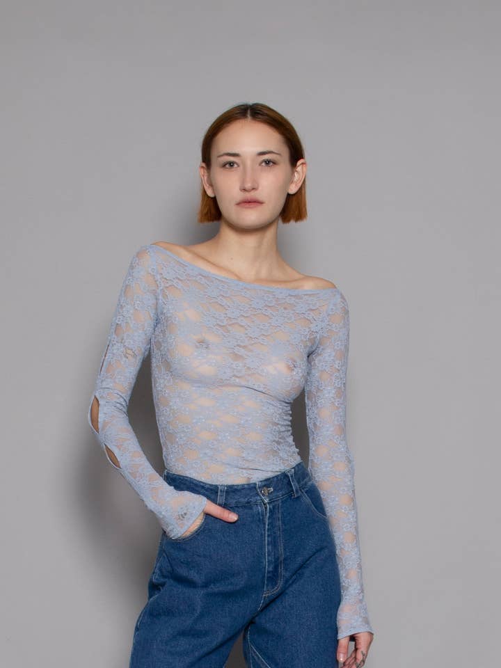 Top en dentelle à manches fendues en couleur givré pour la vente par Heather Stanko