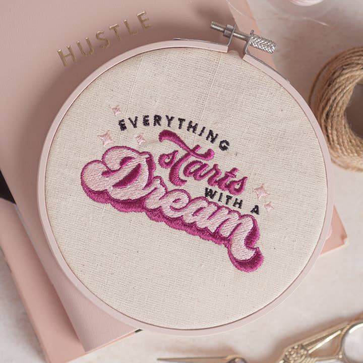 Alt starter med en Dream Broderi Hoop for engroshandel hos Han'made Designs