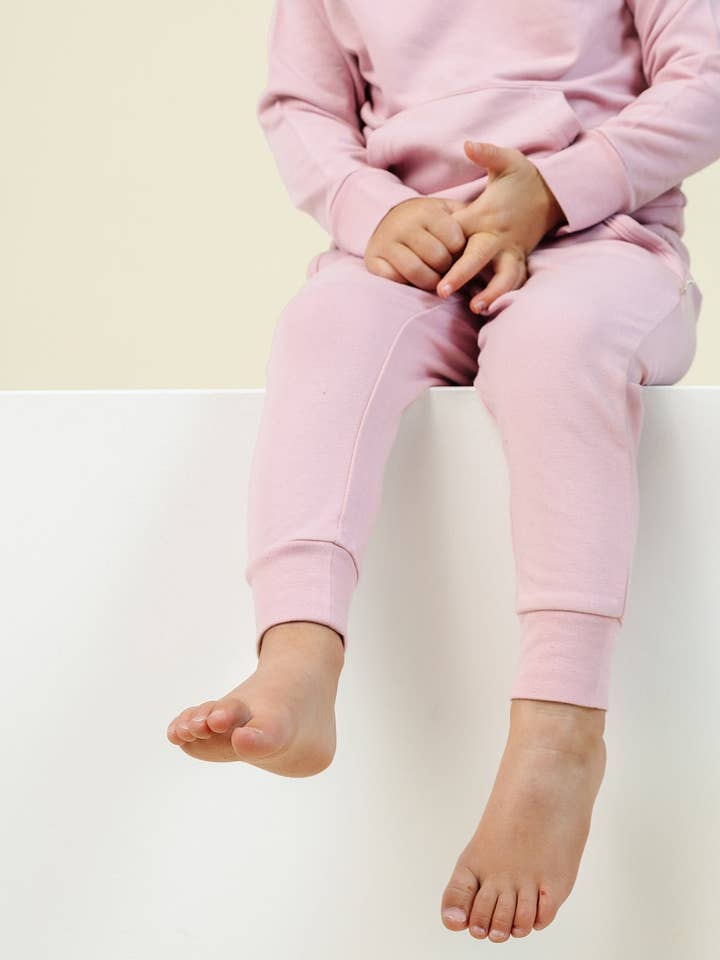 Le jogger le plus douillet de Flamingo pour la vente par Lark