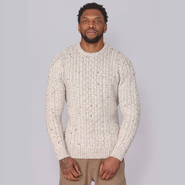 Beige Twist Klassisk Aran ulltröja - Beige Twist | Tillverkad av brittisk ull | Jack Masters Knitwear för wholesale på Faire