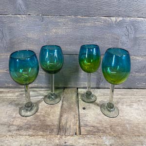 EcoQuality Green Plastic Wine Glasses with Clear Stem - 9 oz Wine Glass, Disposable Shatterproof Wine Goblets, Reusable, Elegant Drink Cup Tumbler