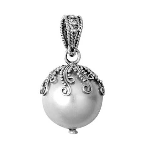Ciondolo in argento sterling con perla di conchiglia AP-7002-PE con cappuccio ornato in filigrana e finitura balinese ossidata. per la vendita all'ingrosso da parte di Bali Designs