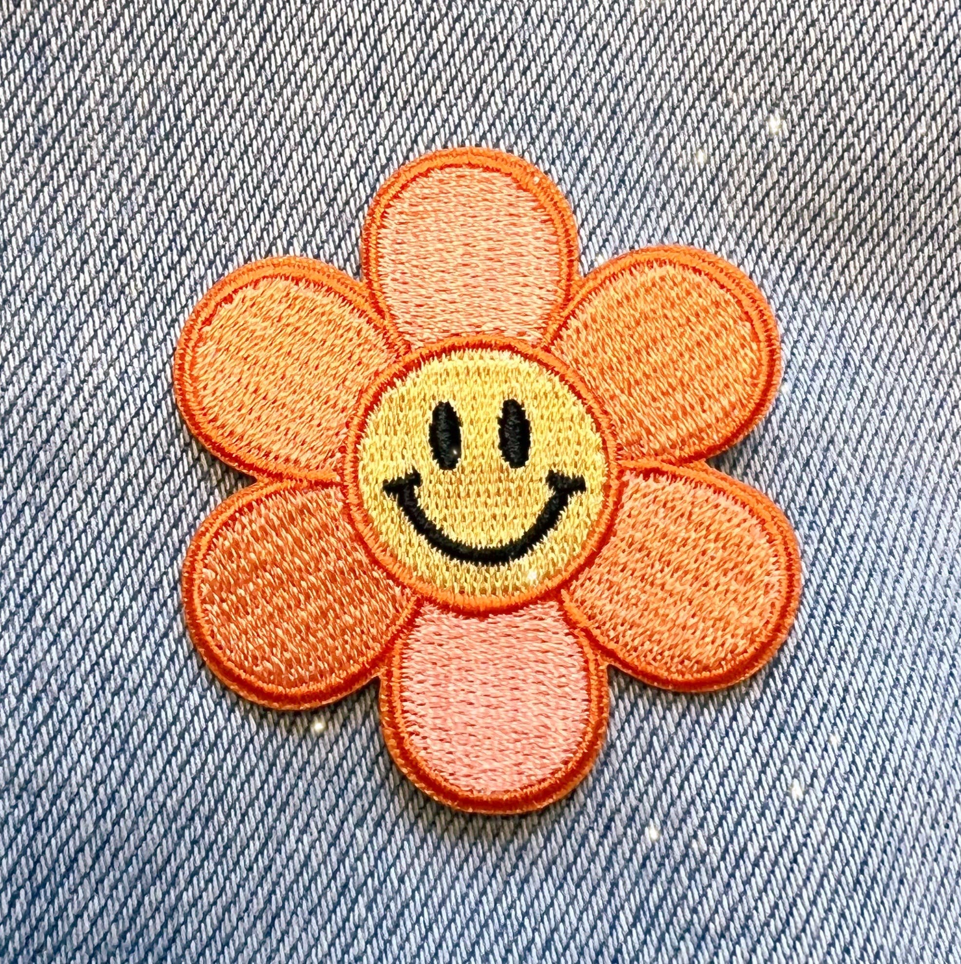 Wildflower + Co. – wholesale Lapp – Smiley Daisy-broderimärke i flera färger4