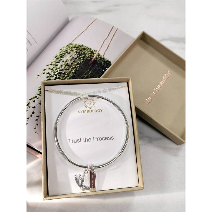 SYMBOLOGY JEWELLERY – Großhandel Armband mit Charms/Anhängern – Trust the Process Armreif mit silbernem Schwalben-Anhänger