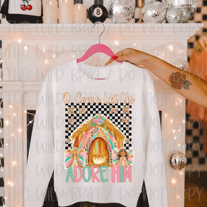 O kom laten wij Hem aanbidden Kerstmis Gildan Sweatshirt voor wholesale door Sweet Tees & More