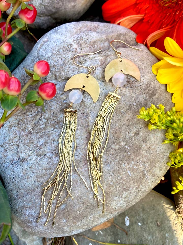 Boucles d'oreilles cascade bohème avec sélénite et lune en laiton pour la vente par Bold as Love Belongings