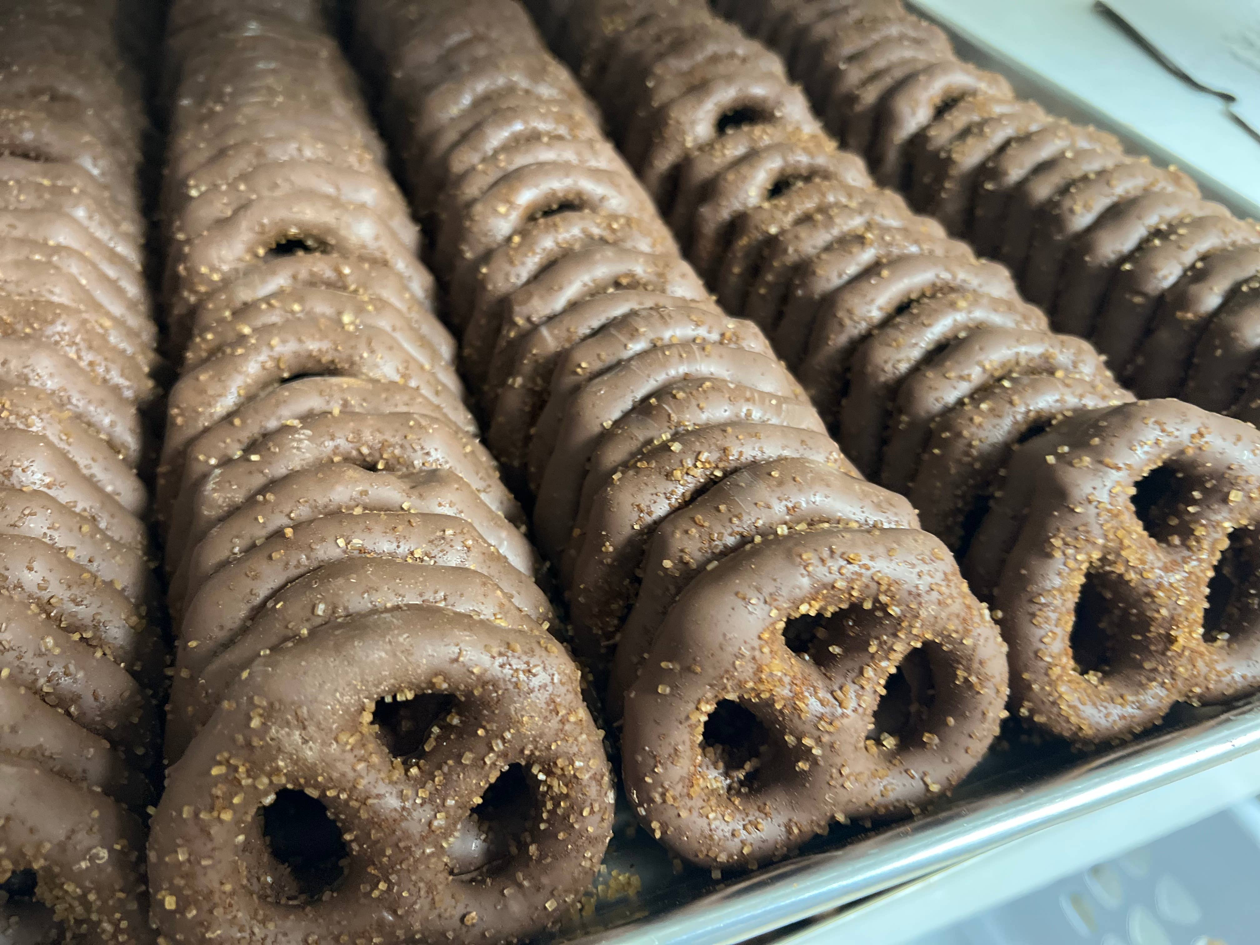 O'Shea's Candies Sweet Shop - Wholesale Pretzels - 2PK NEW Cinnamon Sugar Milk Choc. Pennsylvania Pretzels 🥨5