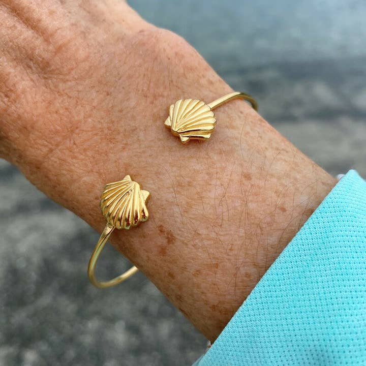 .Double scalloped Shells manchetarmbånd for engroshandel hos Lexi Jewelry